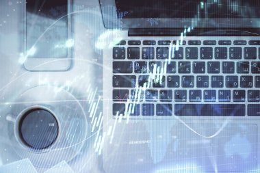 Borsa tablosu ve masa arkasındaki en iyi görüntü bilgisayarı. Çoklu maruz kalma. Mali analiz kavramı.