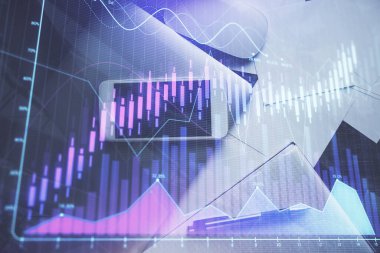 Forx grafik hologramının telefonlu masaüstü üzerinde çoklu pozlandırılması. Üst Manzara. Mobil ticaret platformu kavramı.