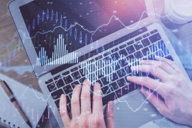 Erkeklerin ellerinin bilgisayar klavyesini ve ön grafik hologram çizimlerini yazarken çifte pozlama. Üst Manzara. Finans piyasası kavramı.