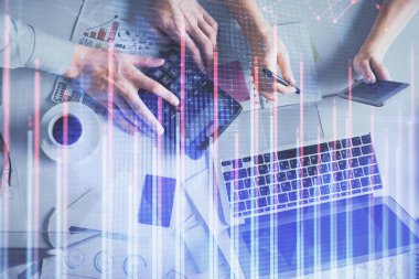 Birlikte çalışan kadın ve erkeğin çifte pozu ve finansal grafik hologramı çizimi. Pazar analizi konsepti. Bilgisayar arkaplanı. Üst Görünüm.