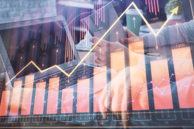 Kadın ve erkeğin birlikte çalıştığı çifte pozlama ve ön plan hologramı. İş konsepti. Bilgisayar arkaplanı.