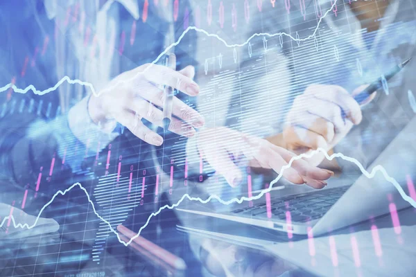 Birlikte çalışan kadın ve erkeğin birden fazla pozu ve finansal grafik hologramı. İş konsepti. Bilgisayar arkaplanı.