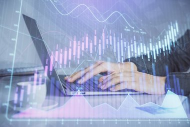 İş kadınlarının bilgisayar ve ön grafik hologram çizimlerini yazarken çift pozlama. Mali analiz kavramı.