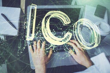 Bilgisayarda ve kripto piyasa temalı hologram çizimlerinde kadın elinin çifte pozu. Engelleme zinciri kavramı.