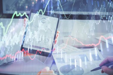 Erkeklerin el ele tutuşup dijital bir cihaz ve ön grafik çizimi kullanırken çift pozlama. Finansal piyasa kavramı.