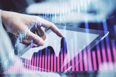 Bir adamın el ele tutuşup, telefon ve finansal çizim kullanırken birden fazla pozlama. Pazar analizi kavramı.