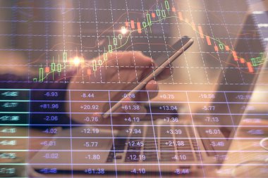 Bir adamın elini tutarken ve bir telefon ve finansal grafik çizimi kullanırken çift pozlama. Analiz kavramı.