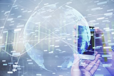 İş temasının çifte pozlandırılması hologram ve cep telefonu kullanan bir kadın..