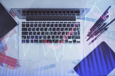 Forx grafiğinin bilgisayar ile masa arkaplanının üzerine çizimi. Finansal araştırma ve analiz kavramı. Üst görünüm.