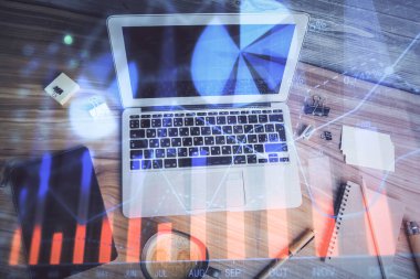 Bilgisayarla arka plan üzerine iki kat mali şema çizimi. Araştırma ve analiz kavramı. Üst görünüm.