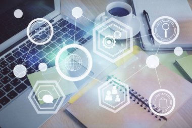 Masa arkasında kahve ve eşyalar olan sosyal ağ çizimine ve masaüstüne çift pozlama. Uluslararası bağlantı kavramı.