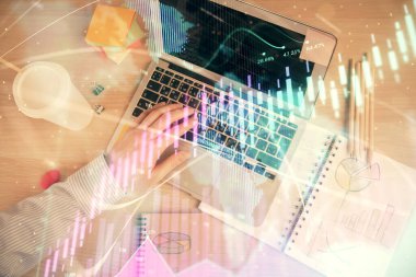 Erkeklerin ellerinin bilgisayar klavyesini ve ön grafik hologram çizimlerini yazarken çifte pozlama. Üst Manzara. Finans piyasası kavramı.