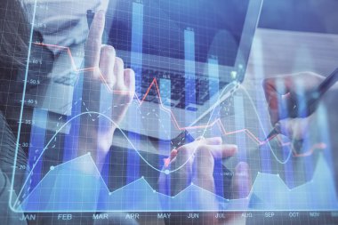 Kadın ve erkeğin birlikte çalıştığı çifte pozlama ve ön plan hologramı. İş konsepti. Bilgisayar arkaplanı.