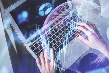 Bilgisayar ve ön x çizim hologramı üzerinde çalışan kadın elleri çift pozlama. Üst Manzara. Mali analiz kavramı.