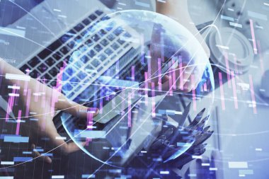 İşkadını ellerinin bilgisayar ve finansal grafik hologramı çizimlerinde çifte pozlama. Borsa analizi kavramı.