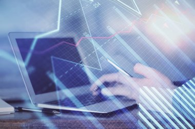 Erkeklerin el ele tutuşup dijital bir cihaz ve ön grafik çizimi kullanırken çift pozlama. Finansal piyasa kavramı.