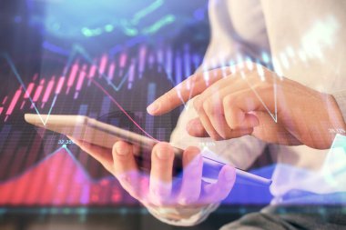 Erkeklerin el ele tutuşup dijital bir cihaz ve ön grafik çizimi kullanırken çift pozlama. Finansal piyasa kavramı.