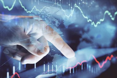 Bir adamın el ele tutuşup, telefon ve finansal çizim kullanırken birden fazla pozlama. Pazar analizi kavramı.