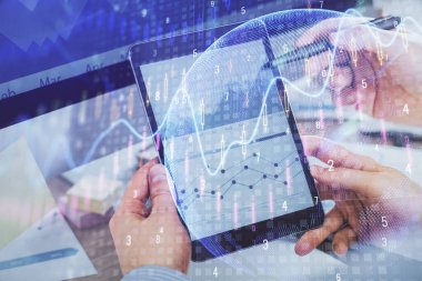 Bir adamın elini tutarken ve bir telefon ve finansal çizim kullanırken çift pozlama. Pazar analizi kavramı.