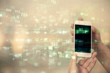 Teknolojiye çifte maruz kalma, hologram ve cep telefonu kullanan bir kadın..