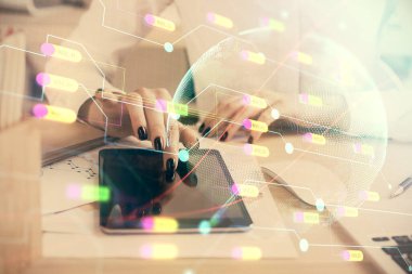 Harita çizimine çift pozlama hologram ve cep telefonu kullanan bir kadın..