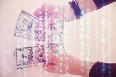 Teknolojiye çoklu maruz kalma hologram, dolar banknotları ve insan eli. Veri kavramı