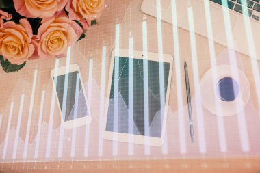 Forx grafik hologramının telefonlu hali. Üst Manzara. Mobil ticaret platformu kavramı.