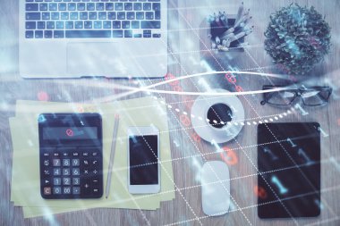 Masaüstünde telefonlu ön x grafik hologramına çift pozlama. Üst Manzara. Mobil ticaret platformu kavramı.