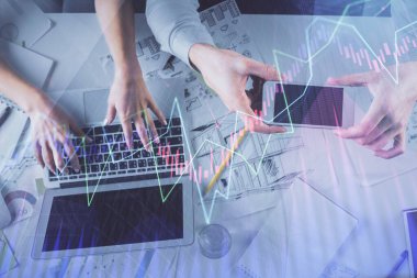 Kadın ve erkeğin birlikte çalıştığı çoklu pozlama ve grafik hologramı çizimi. Finansal analiz konsepti. Bilgisayar arkaplanı. Üst Görünüm.