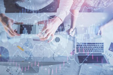 Birlikte çalışan kadın ve erkeğin çifte pozu ve finansal grafik hologramı çizimi. Pazar analizi konsepti. Bilgisayar arkaplanı. Üst Görünüm.