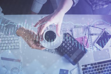 Birlikte çalışan kadın ve erkeğin çifte pozu ve finansal grafik hologramı çizimi. Pazar analizi konsepti. Bilgisayar arkaplanı. Üst Görünüm.