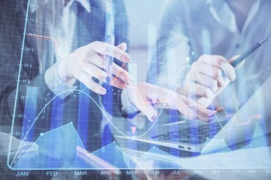 Birlikte çalışan kadın ve erkeğin birden fazla pozu ve finansal grafik hologramı. İş konsepti. Bilgisayar arkaplanı.