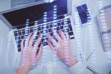 Bilgisayar ve ön x çizim hologramı üzerinde çalışan kadın elleri çift pozlama. Üst Manzara. Mali analiz kavramı.
