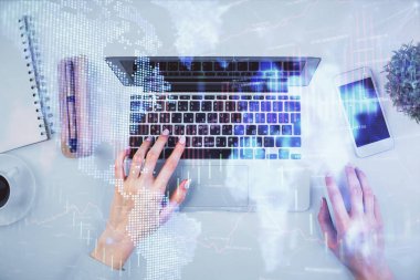 Bilgisayar ve ön x çizim hologramı üzerinde çalışan kadın elleri çift pozlama. Üst Manzara. Mali analiz kavramı.