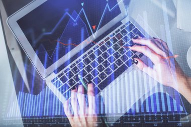 Bilgisayar ve ön x çizim hologramı üzerinde çalışan kadın elleri çift pozlama. Üst Manzara. Mali analiz kavramı.