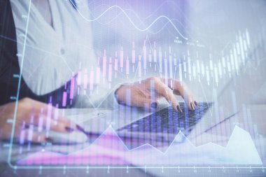 İş kadınlarının bilgisayar ve ön grafik hologram çizimlerini yazarken çift pozlama. Mali analiz kavramı.