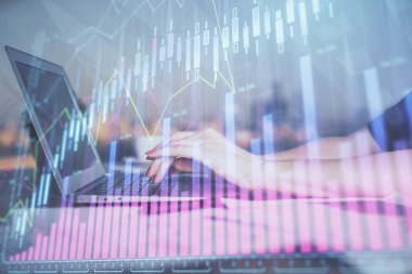 İş kadını ellerinin bilgisayar ve ön x çizelge hologramı çizimlerinde çifte pozlama. Mali analiz kavramı.