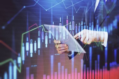 Erkeklerin el ele tutuşup dijital bir cihaz ve ön grafik çizimi kullanırken çift pozlama. Finansal piyasa kavramı.