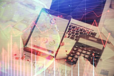 Erkeklerin el ele tutuşup dijital bir cihaz ve ön grafik çizimi kullanırken çift pozlama. Finansal piyasa kavramı.