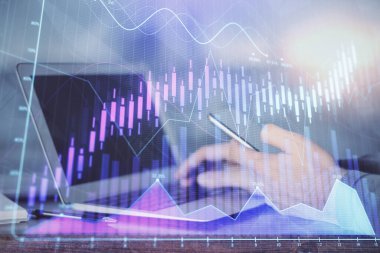 Erkeklerin el ele tutuşup dijital bir cihaz ve ön grafik çizimi kullanırken çift pozlama. Finansal piyasa kavramı.