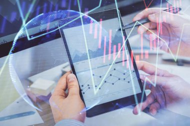 Bir adamın elini tutarken ve bir telefon ve finansal çizim kullanırken çift pozlama. Pazar analizi kavramı.