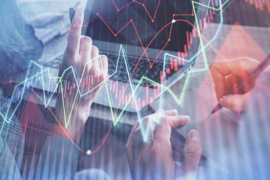 Kadın ve erkeğin birlikte çalıştığı çifte pozlama ve ön plan hologramı. İş konsepti. Bilgisayar arkaplanı.