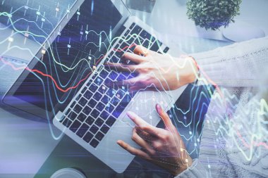 Bilgisayar ve ön x çizim hologramı üzerinde çalışan kadın elleri çift pozlama. Üst Manzara. Mali analiz kavramı.
