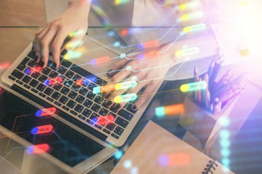 Bilgisayar ve veri temalı hologram çizimlerinde çalışan kadın elleri çift pozlama. Teknoloji kavramı.