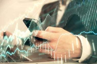 Erkeklerin el ele tutuşup dijital telefon ve forx grafik çizimleri kullanırken birden fazla pozlama. Finansal piyasa kavramı.