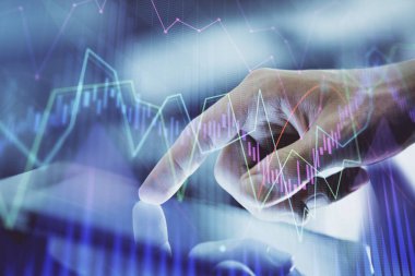 Erkeklerin el ele tutuşup dijital telefon ve forx grafik çizimleri kullanırken birden fazla pozlama. Finansal piyasa kavramı.