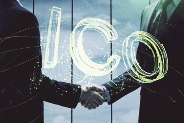 Zincirleme holograma çifte maruz kalma ve iki adamın el sıkışması. Kripto iş konsepti.