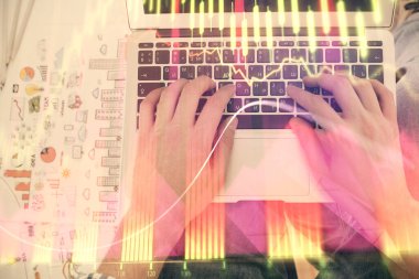 Dizüstü bilgisayar klavyesini ve ön x çizim hologramını yazarken çift pozlama. Üst Manzara. Finans piyasası kavramı.