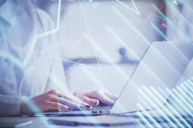 Bilgisayar ve ön grafik hologram çizimi üzerinde çalışan kadın elleri çift pozlama. Mali analiz kavramı.