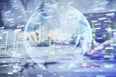 Kadın elinin bilgisayar ve iş temalı hologram çizimlerinde çifte pozlama. Başarı konsepti.